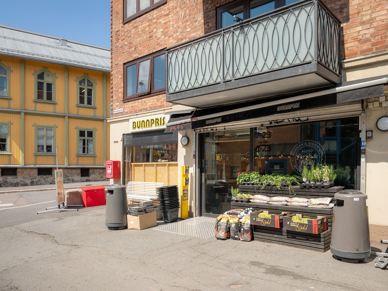 Bunnpris Kampen ligger i umiddelbar nærhet med åpningstider fra kl. 08:00 til 23:00 alle dager i uken. Galleribilde