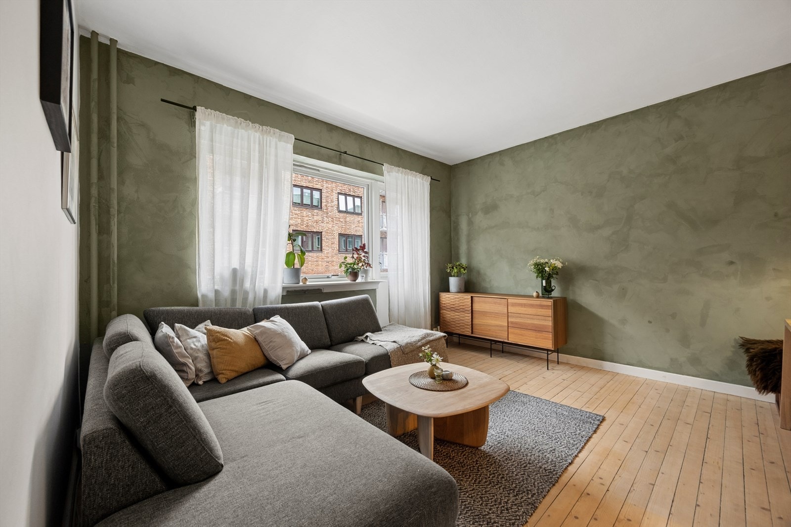 Stuen er romslig og gir god plass til både spisebord og en større sofagruppe. Galleribilde