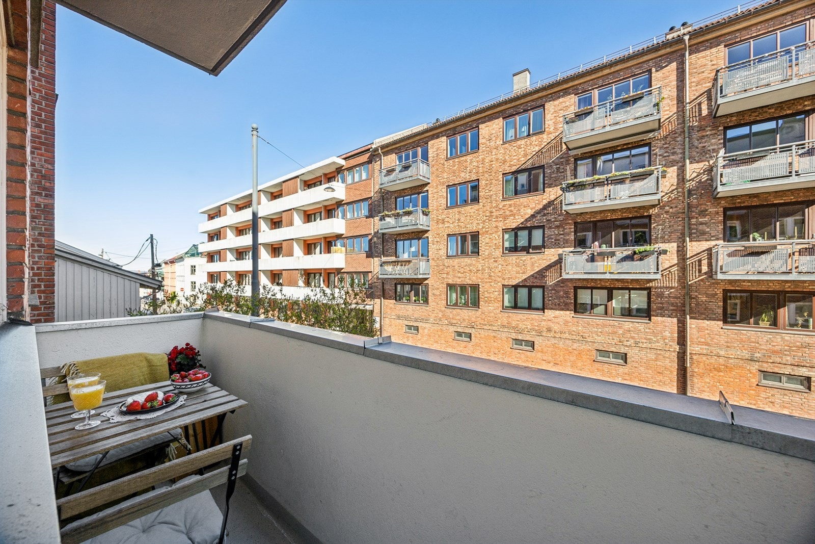 Fra leiligheten er det utgang til en nordvendt balkong på ca. 3 m². Galleribilde