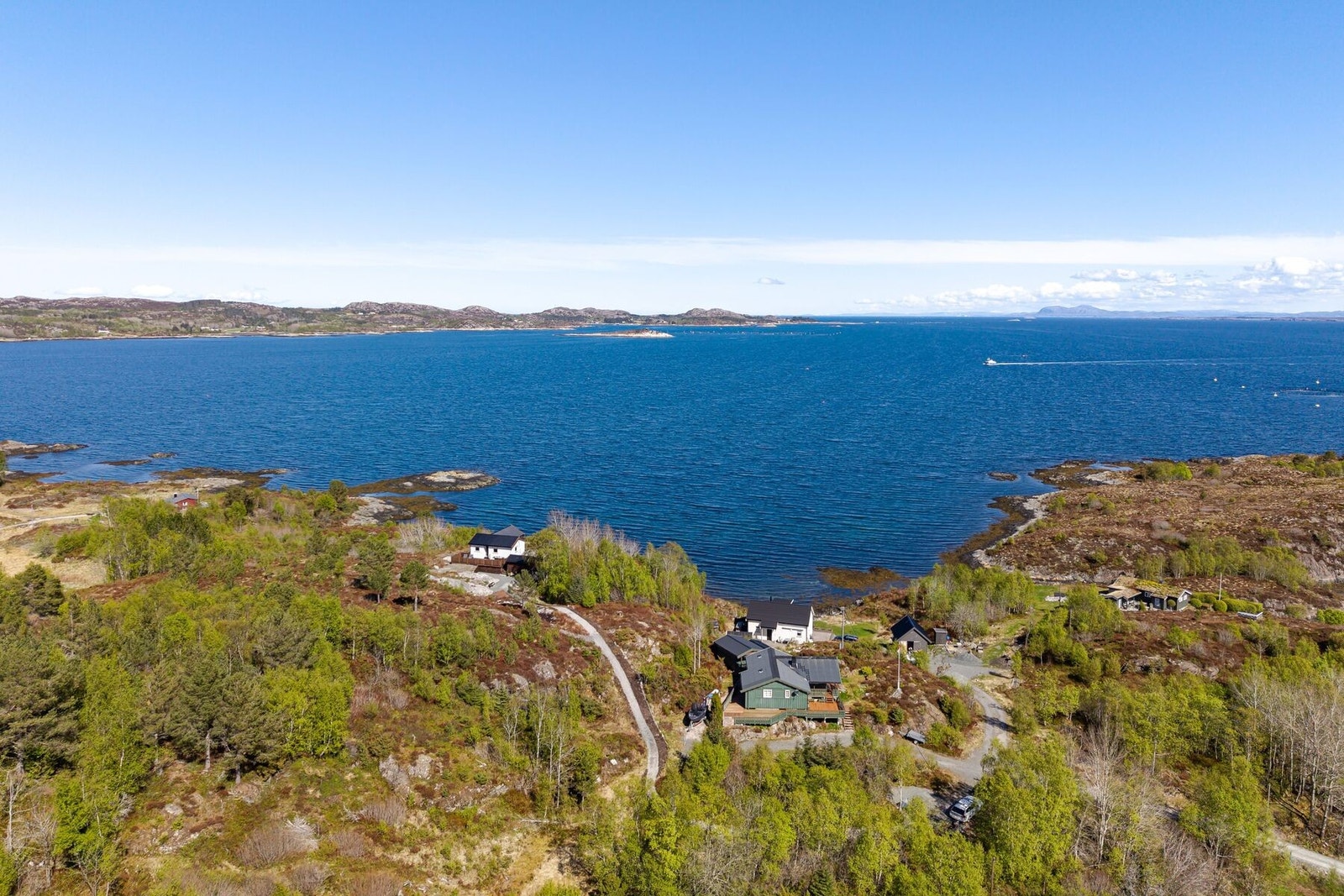 Med sjøen lett tilgjengelig er området et ypperlig utgangspunkt for fritidsaktiviteter som kajakkpadling, sportsfiske, havørnsafari m.m. Galleribilde