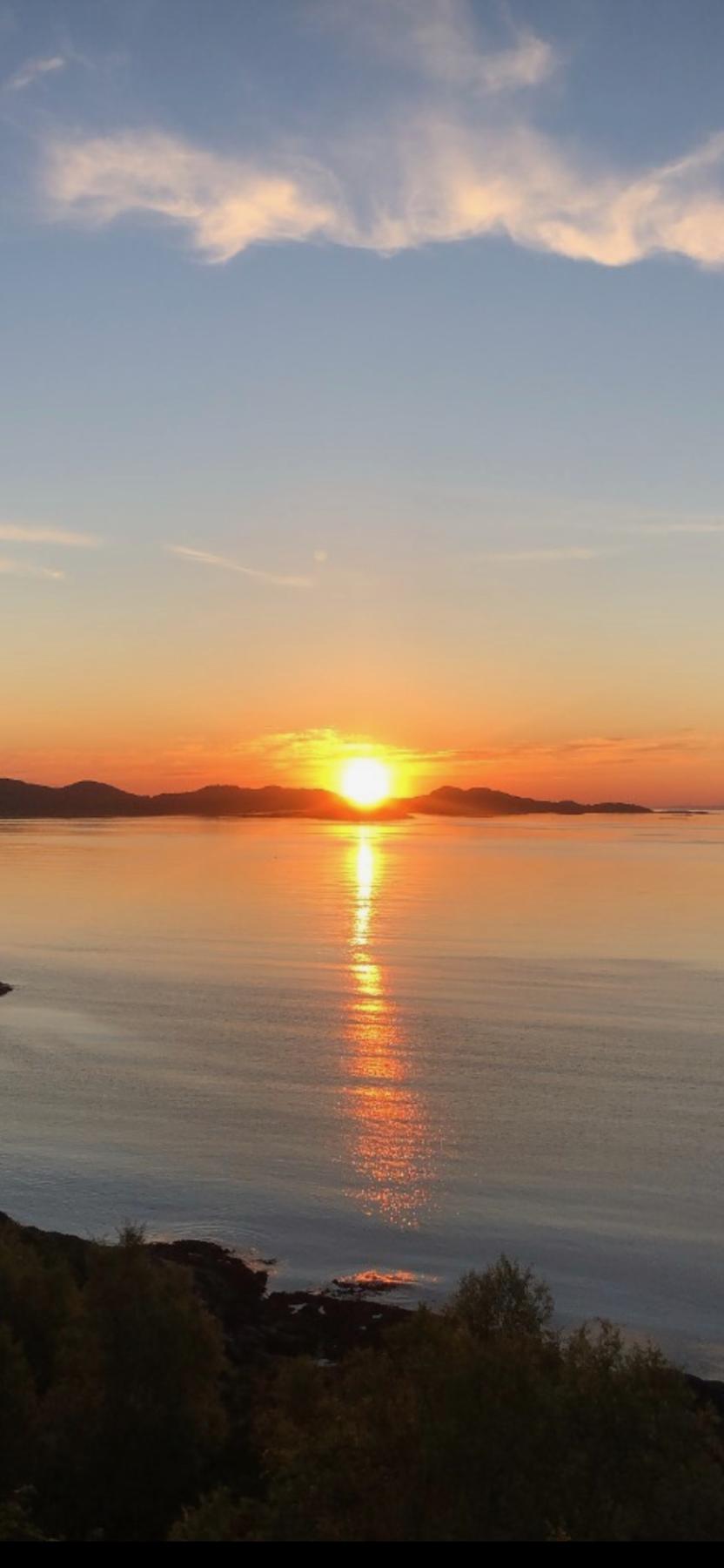 Hytta har fantastiske solforhold - Her kan man nyte solen til den forsvinner i havet Galleribilde