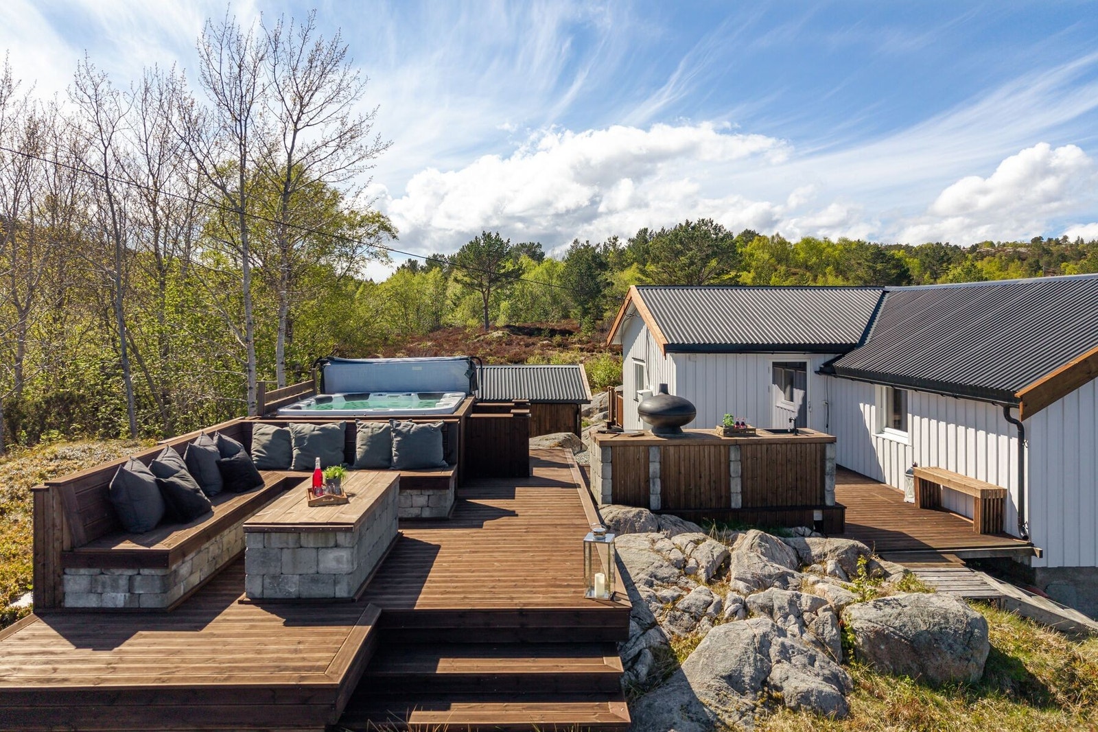 Eiendommen har tomt på 878 kvm. som er pent opparbeidet med flere terrassesoner og jacuzzi Galleribilde