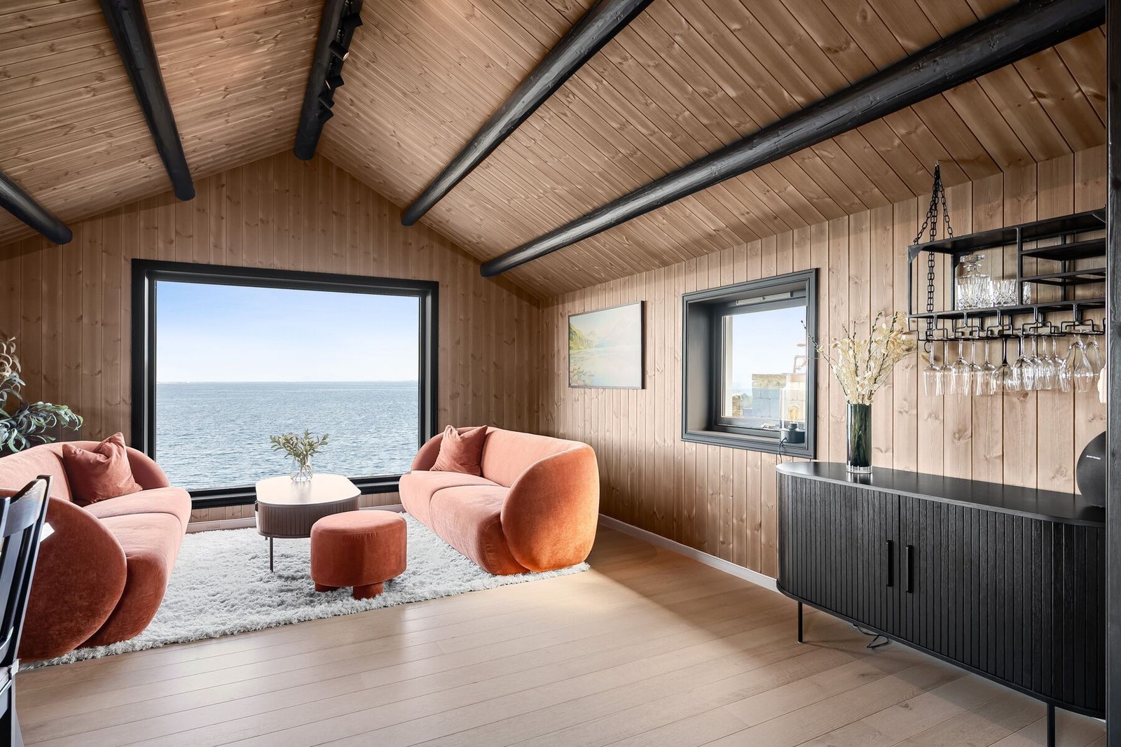 Hytta ble oppgradert en del i 2020 med ny kledning, nye vinduer m.m. Galleribilde