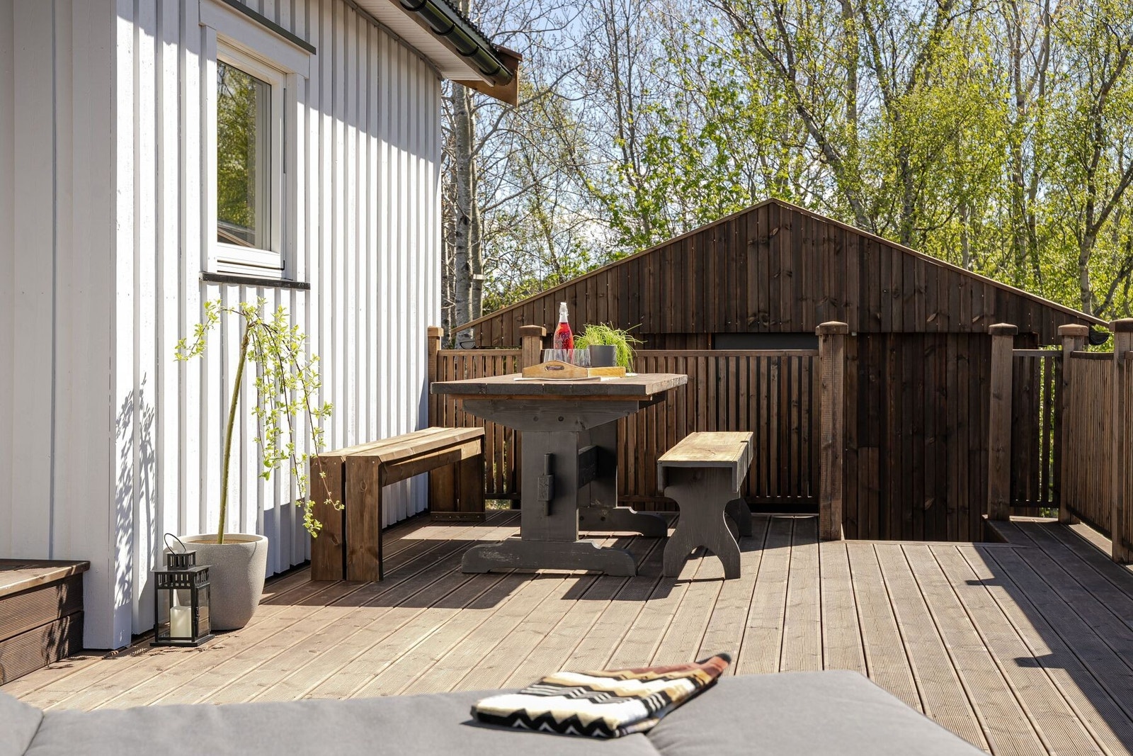 Ved inngangspartiet har man en stor terrasse hvor man kan nyte morgensola Galleribilde