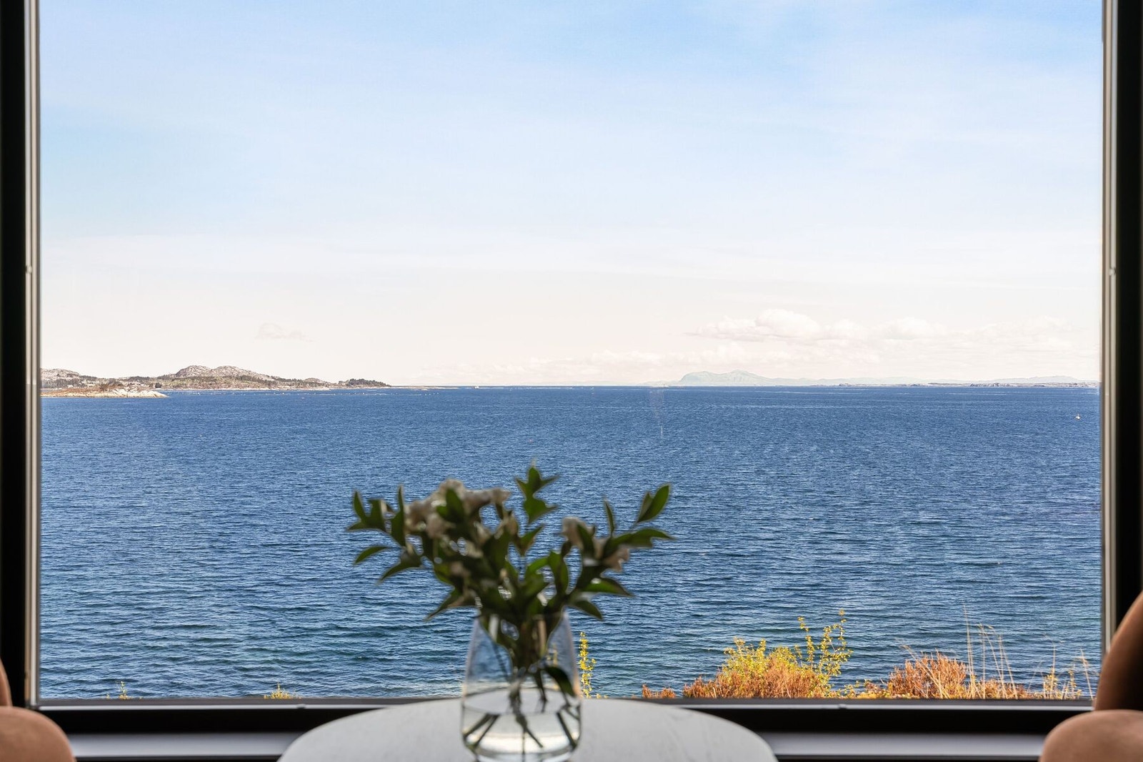 Utsikten strekker seg langt - og her kan man nyte utsikt til både dyreliv og cruisebåter Galleribilde