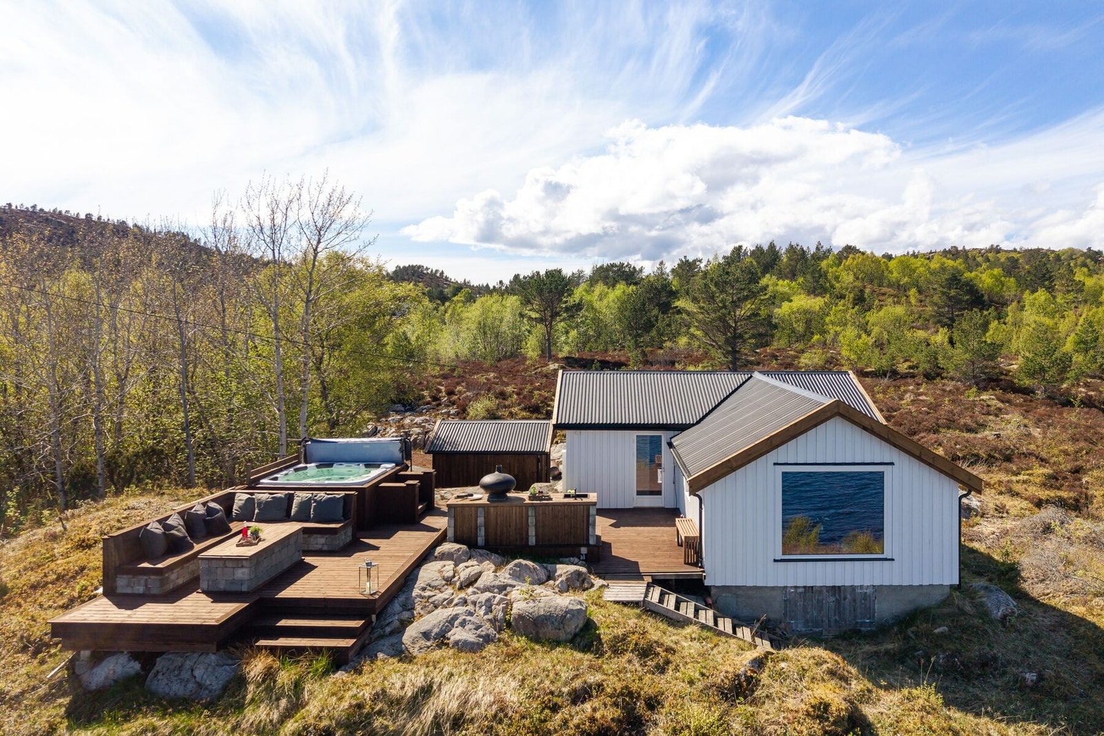 Eiendommen ligger solrikt til med kort vei til sjøen med bade- og fiskemuligheter Galleribilde