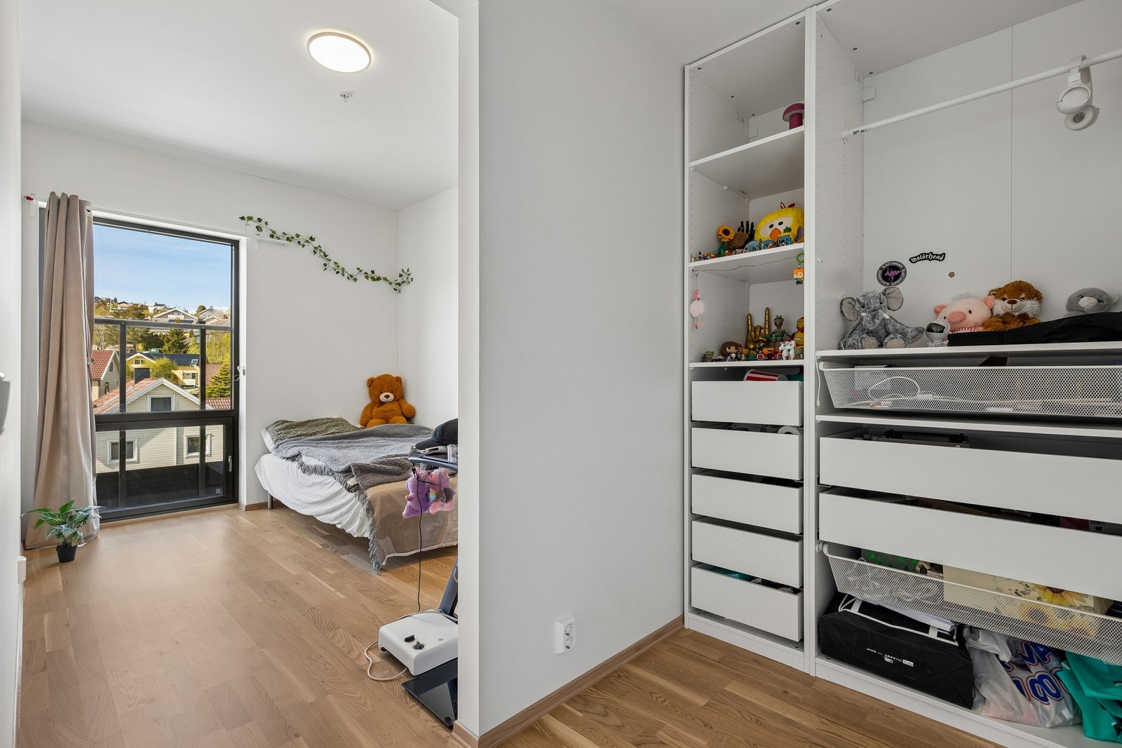Begge soverom har gode oppbevarings muligheter i garderobeskap. Galleribilde