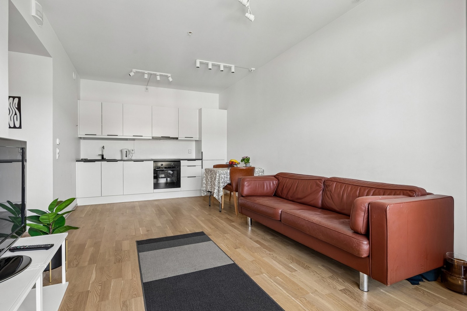 Lyst og stilrent kjøkken, godt tilpasset den åpne stue/kjøkken løsningen. Galleribilde
