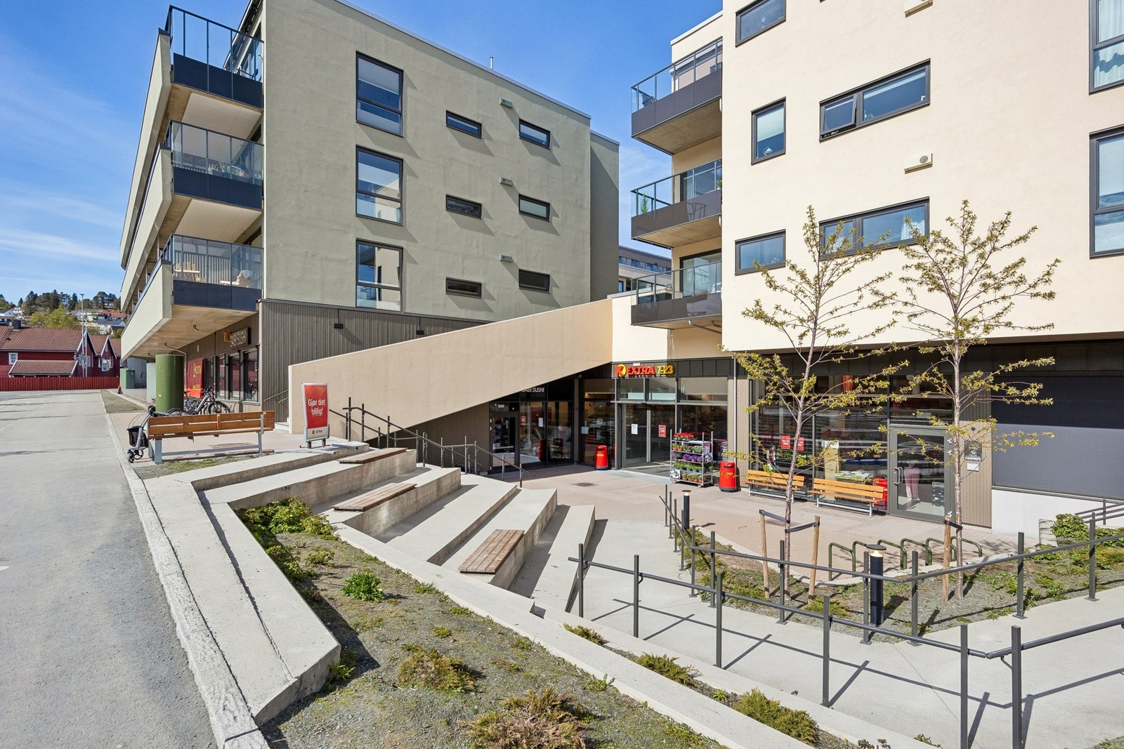 Leiligheten holder en gjennomgående god standard fra byggeår med TG0 på alle punkt. Galleribilde