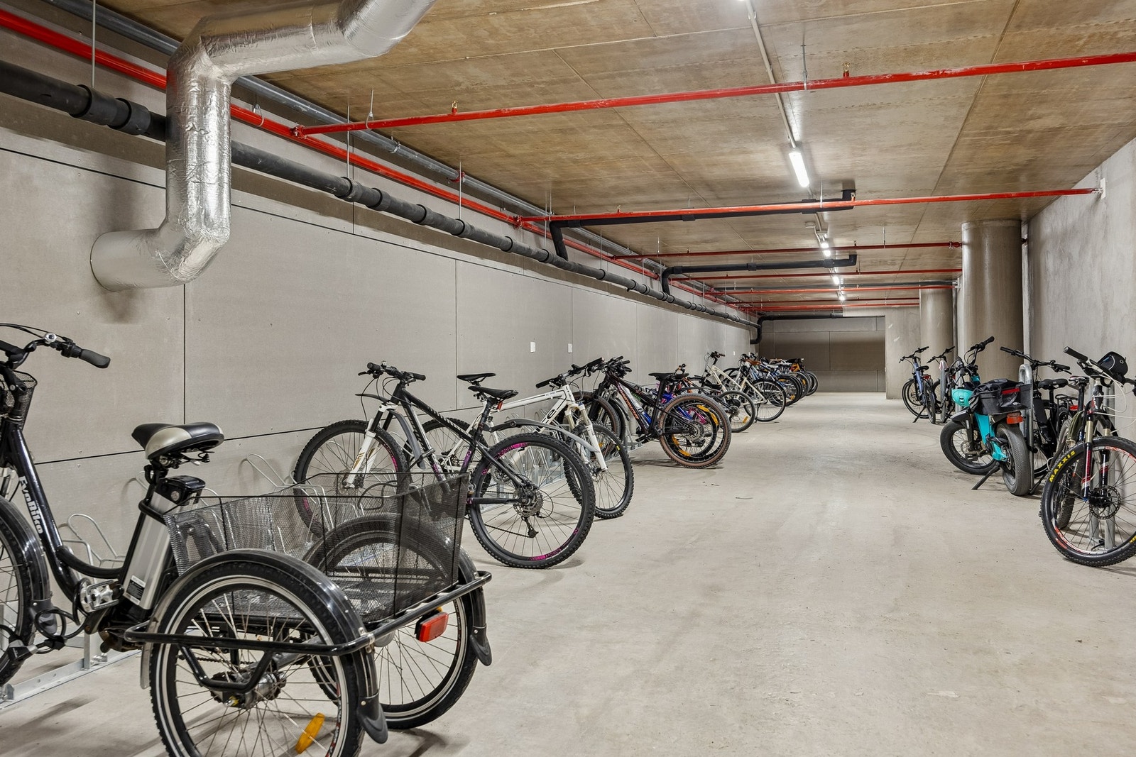Sykkelparkeringen i kjelleren har fasiliteter for sykkelvask og -mekking, i tillegg til stativ for smøring av ski. Galleribilde