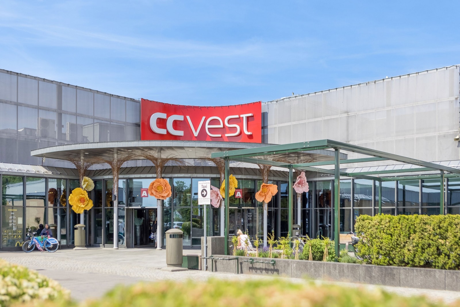 Kort vei til CC Vest med butikker, servicetilbud og hyggelige spisesteder Galleribilde