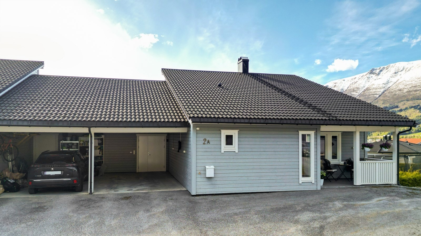 Carport og sportsbod like ved inngangspartiet Galleribilde