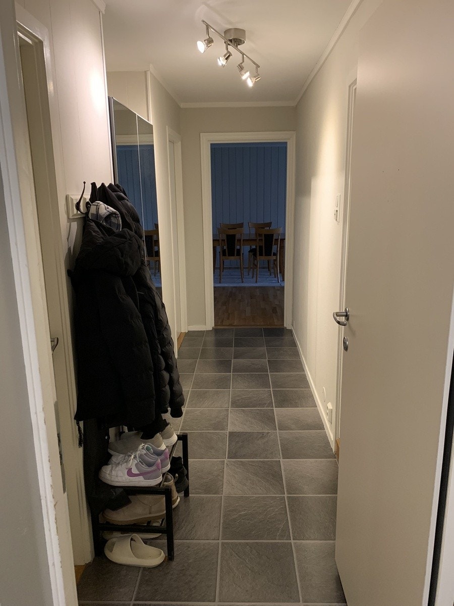 Gang sett fra ytterdør Galleribilde
