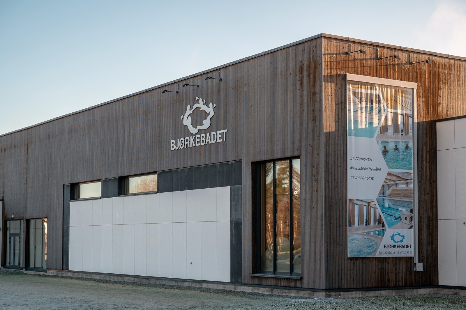 Idrettsforeningen tilbyr flere aktiviteter. Det er også flere treningskjeder i sentrum. Bildet viser Bjørkebadet med bl.a. svømme- og terapibasseng samt kaldkulp. Galleribilde