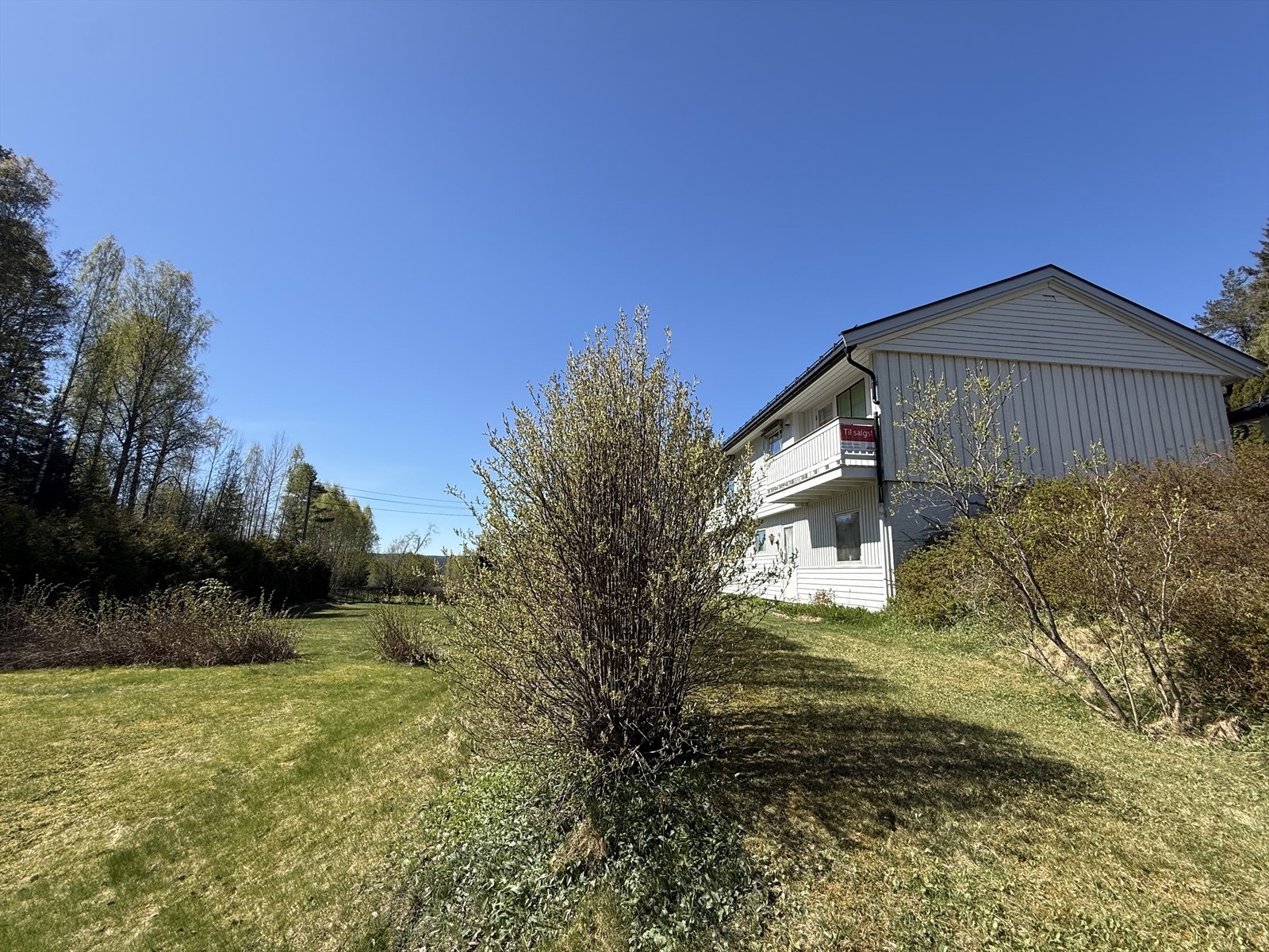 Smedveien 19 er en hyggelig og familievennlig bolig med bl.a. fire soverom og to bad. Galleribilde