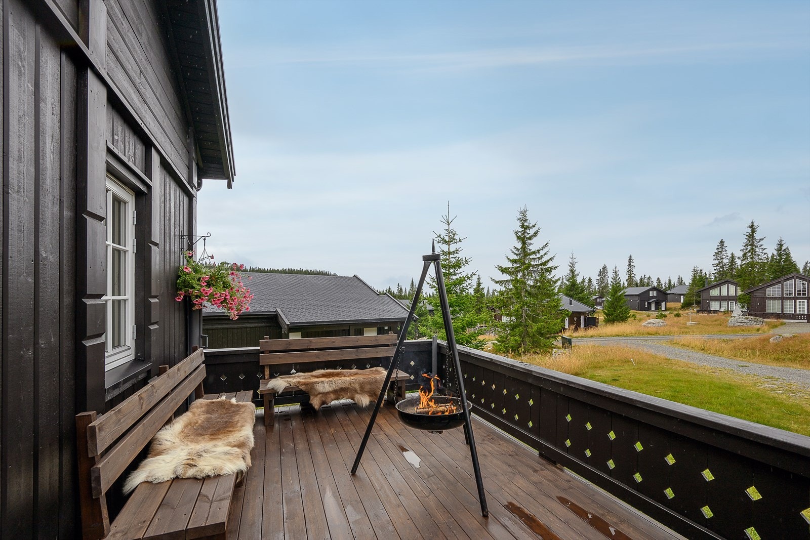 Åpen terrasse for den siste og gode kveldssola. Galleribilde