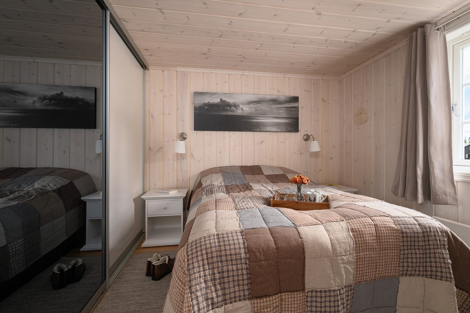 God plass til oppbevaring i skyvedørsgarderoben. Galleribilde