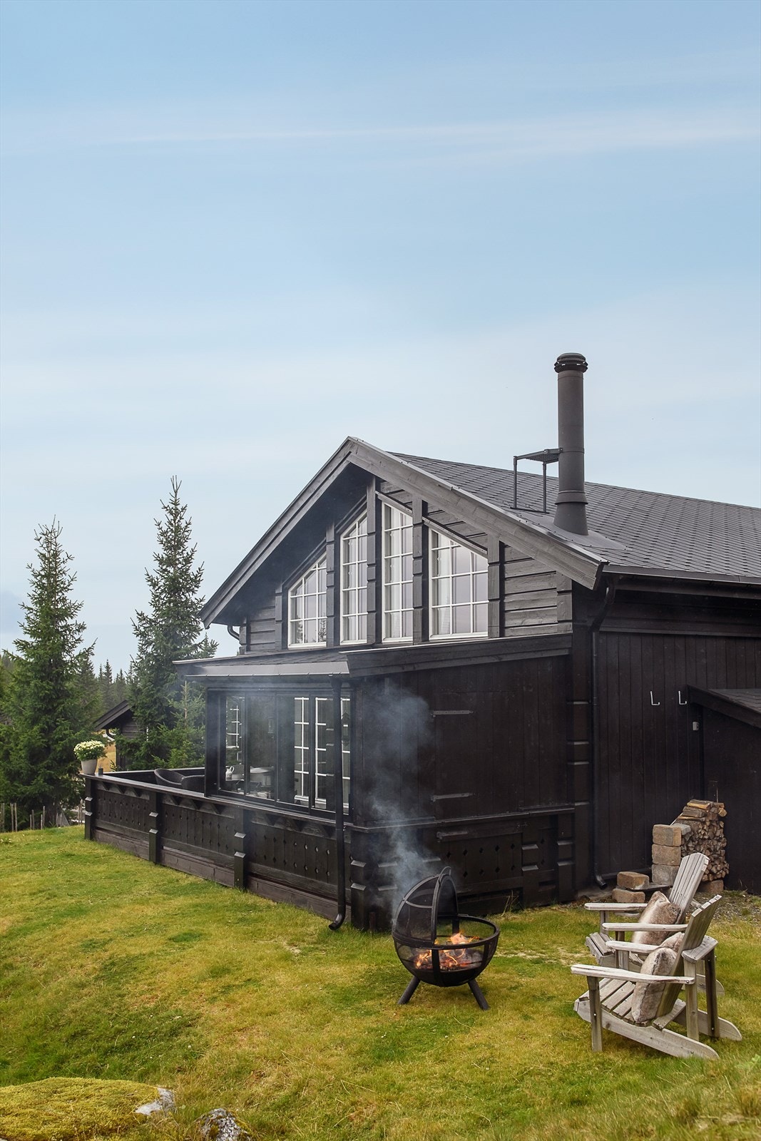 Det er relativt flat tom rundt hytta som ligger i ytterkanten av hytteområdet. Familievennlige omgivelser med kort vei til skiløyper og alpint. Galleribilde