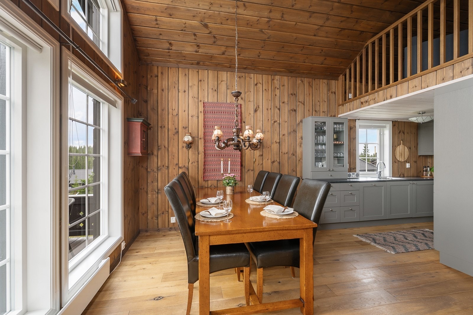 Spiseplassen er et hyggelig og naturlig samlingspunkt i hytta. Utgang til romslig og skjermet terrasse/uteplass. Galleribilde
