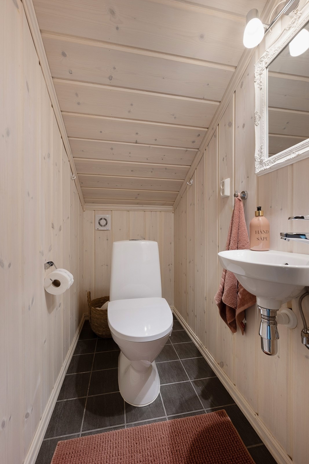 Separat toalettrom på hemsen. Galleribilde