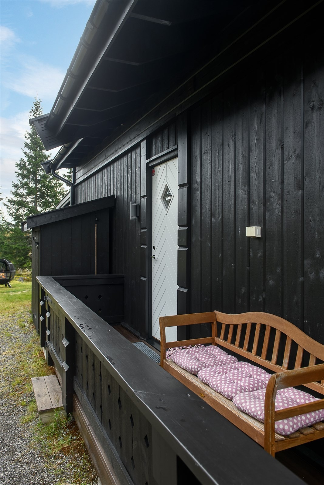 Liten terrasse ved inngangspartiet. Galleribilde