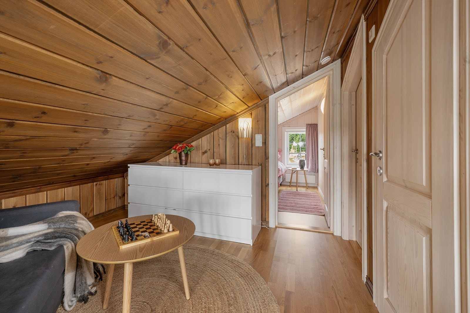 Det er trapp opp fra gangen. I tillegg til ekstra sengeplasser er det også en ekstra WC oppe. Galleribilde
