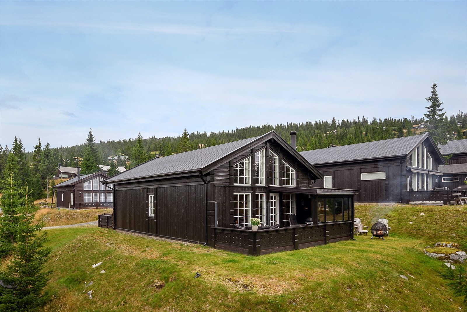 Moderne og innbydende hytte som ligger i populære Natrudstilen v/ Sjusjøen. Galleribilde