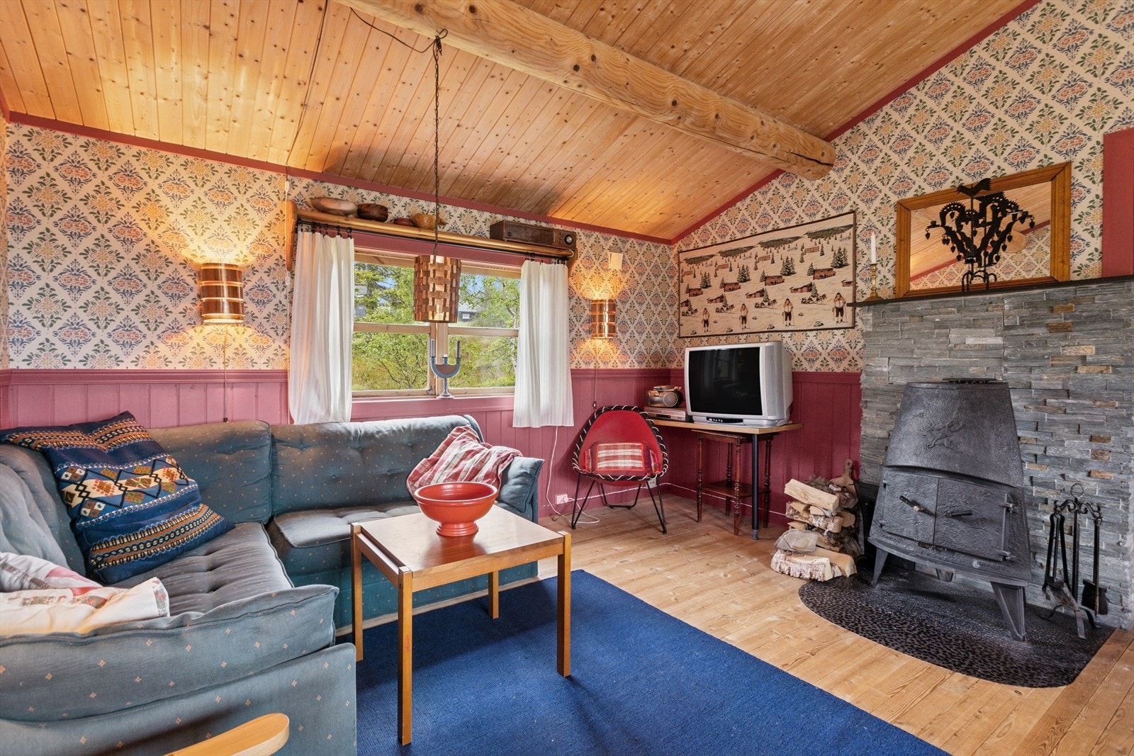 Innbydende stue med peis Galleribilde