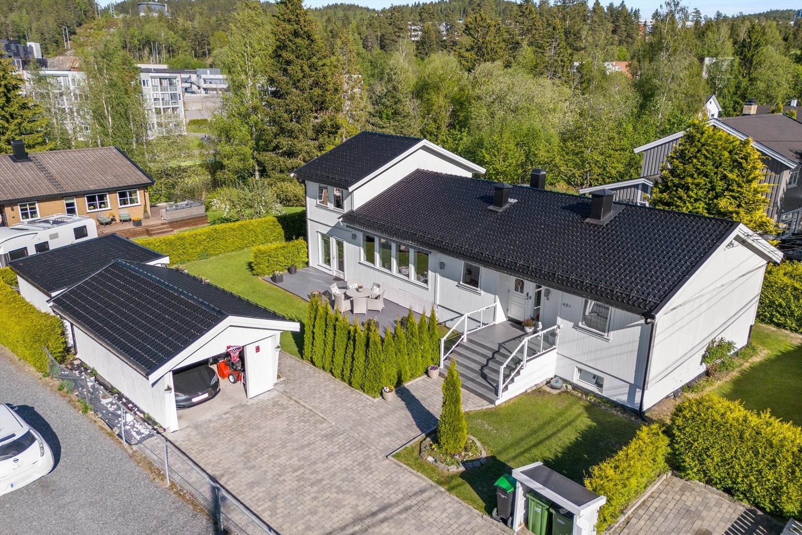 Boligen har en sentral, men likevel tilbaketrukket beliggenhet i et veletablert villastrøk. Galleribilde