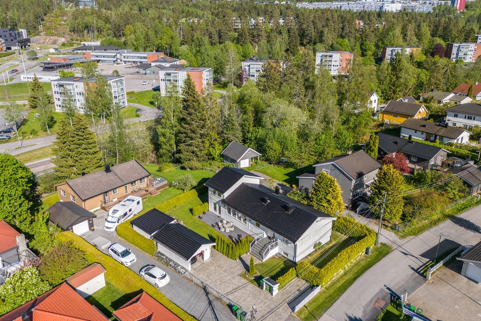 Området er preget av eneboliger og rekkehus, noe som skaper et trygt bomiljø. Galleribilde