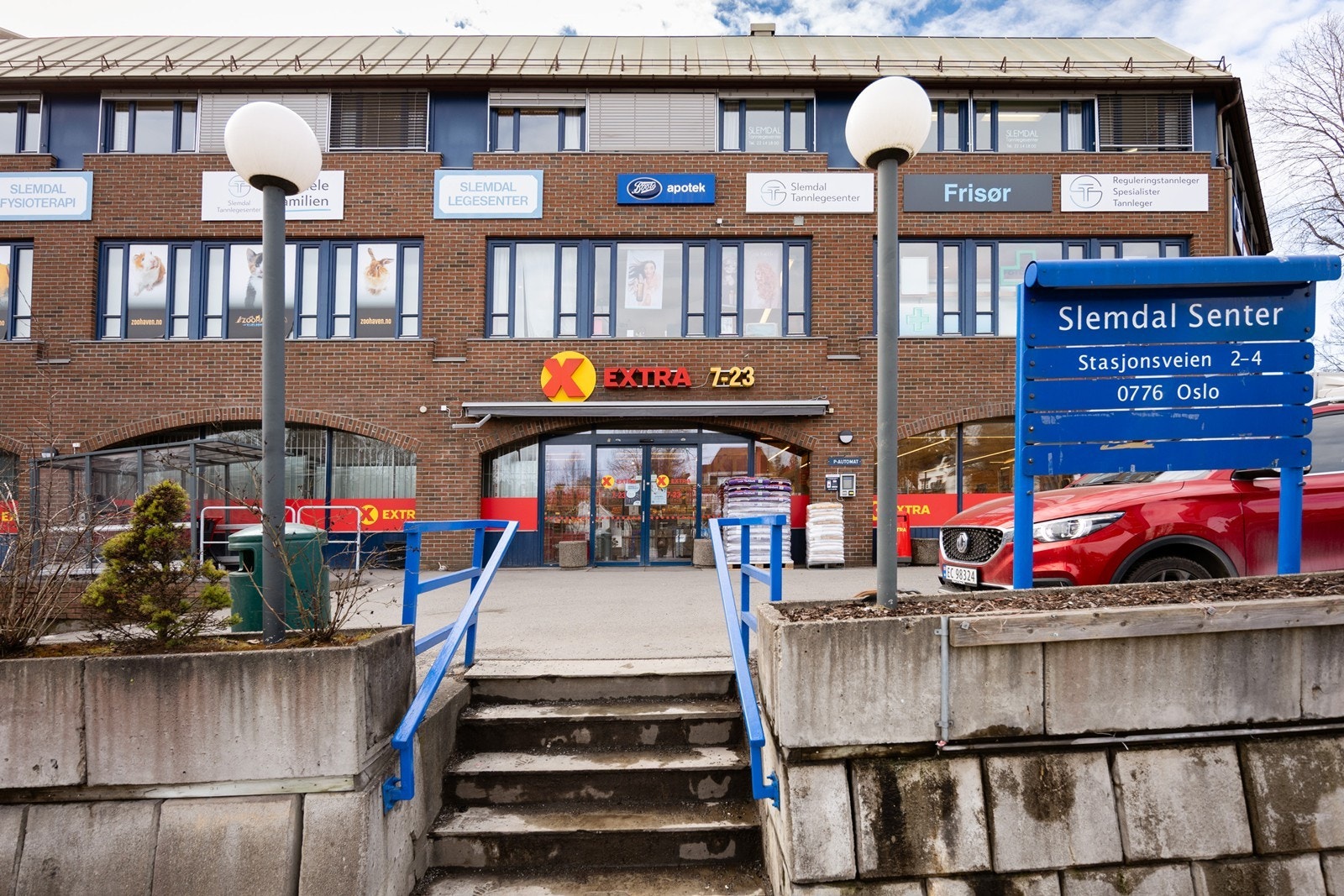 Kort vei til Slemdal med godt tilbud av butikker, service og off.kommunikasjon Galleribilde