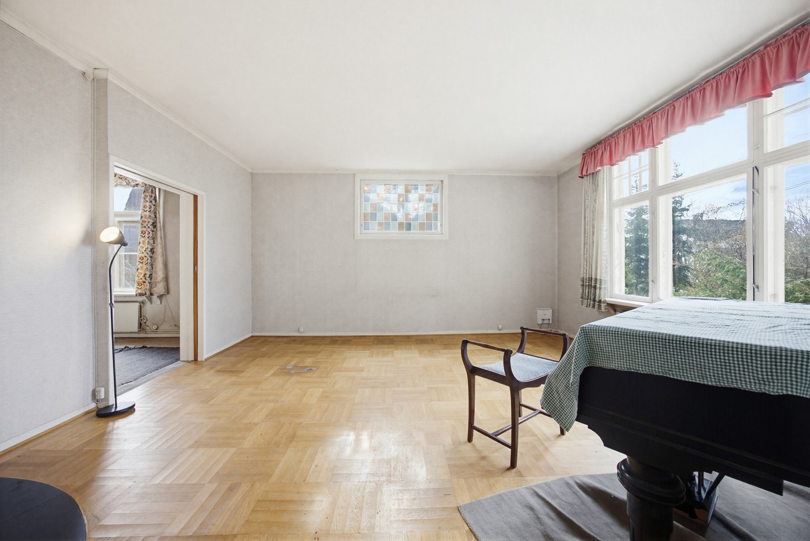I 1. etg. er det 3 stuer, kjøkken og glassveranda med utgang til hagen Galleribilde