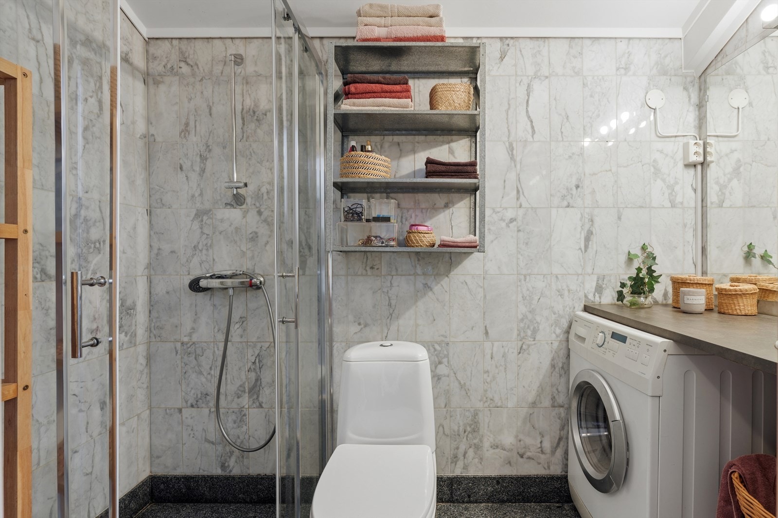 Badet har flislagt gulv med varmekabler og flislagte vegger Galleribilde