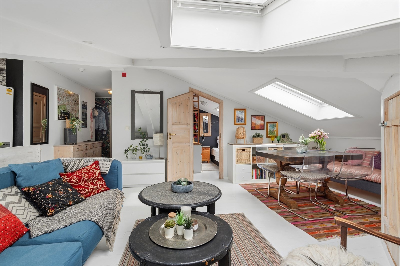 Fra stue kommer man inn til soverom Galleribilde