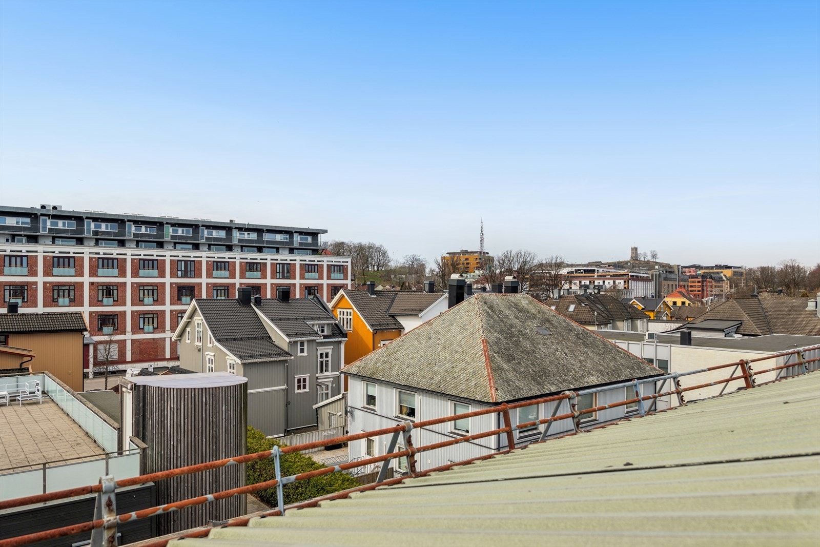 Leiliigheten ligger midt i Tønsberg sentrum med kort vei til bussterminal, jernbanestasjon, kjøpesenter, fine turområder på Slottsfjellet samt selvsagt Brygga i Tønsberg Galleribilde