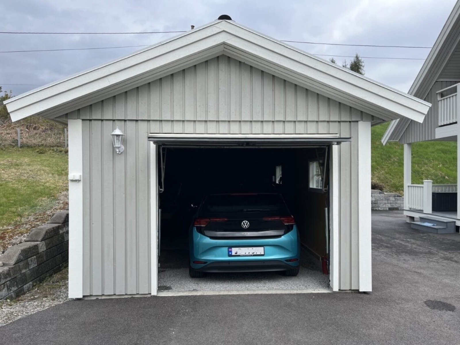 God plass til bil også i den lille garasjen. Galleribilde