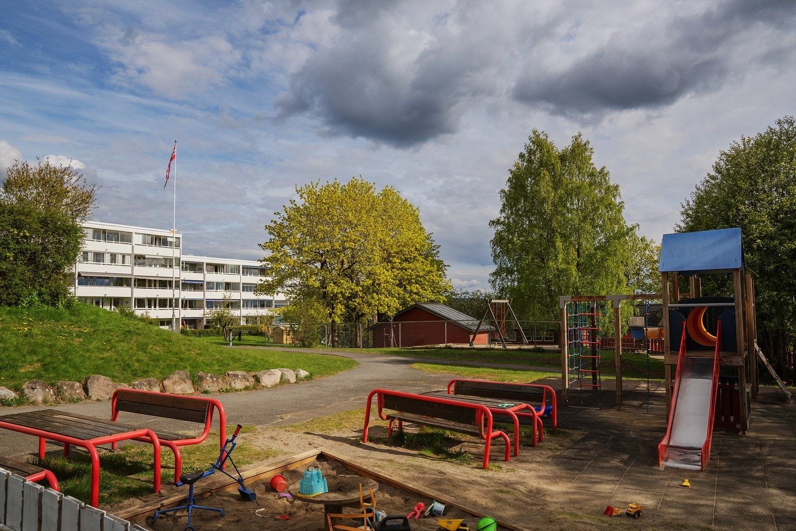 Borettslaget har store og barnevennlige fellesområder med grøntareal, lekeplass og flere sittegrupper Galleribilde