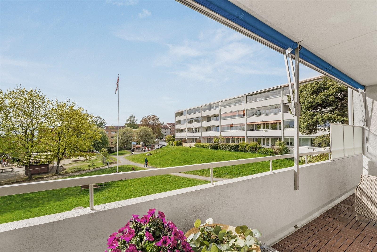 Fantastisk vestvendt balkong med svært gode solforhold. Her kan du nyte solen fra kl 14-21 i sommerhalvåret. Galleribilde