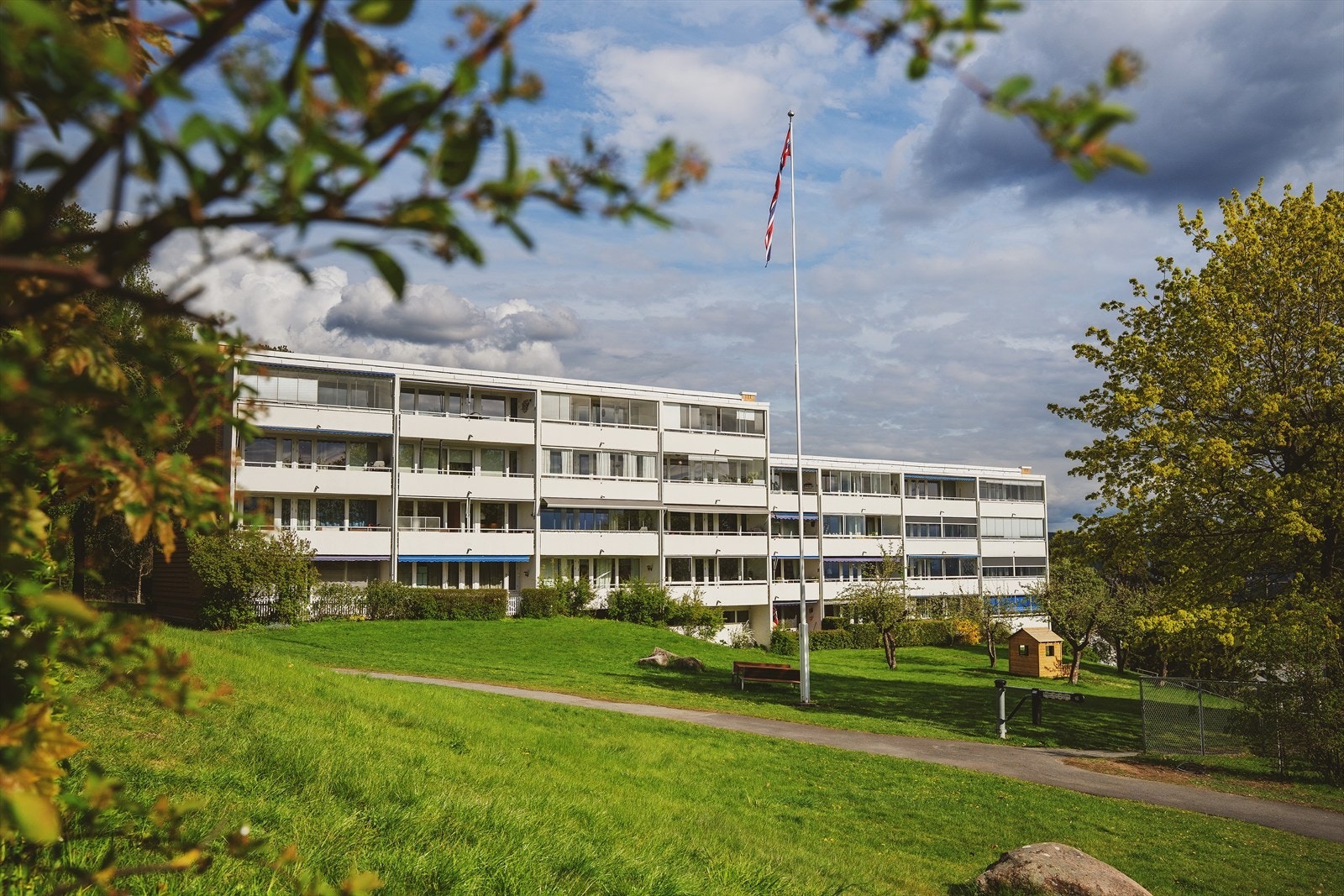Rolige og barnevennlige omgivelser på Tonsenhagen, et populært boområde med løyper/turstier i marka like utenfor døren. Galleribilde