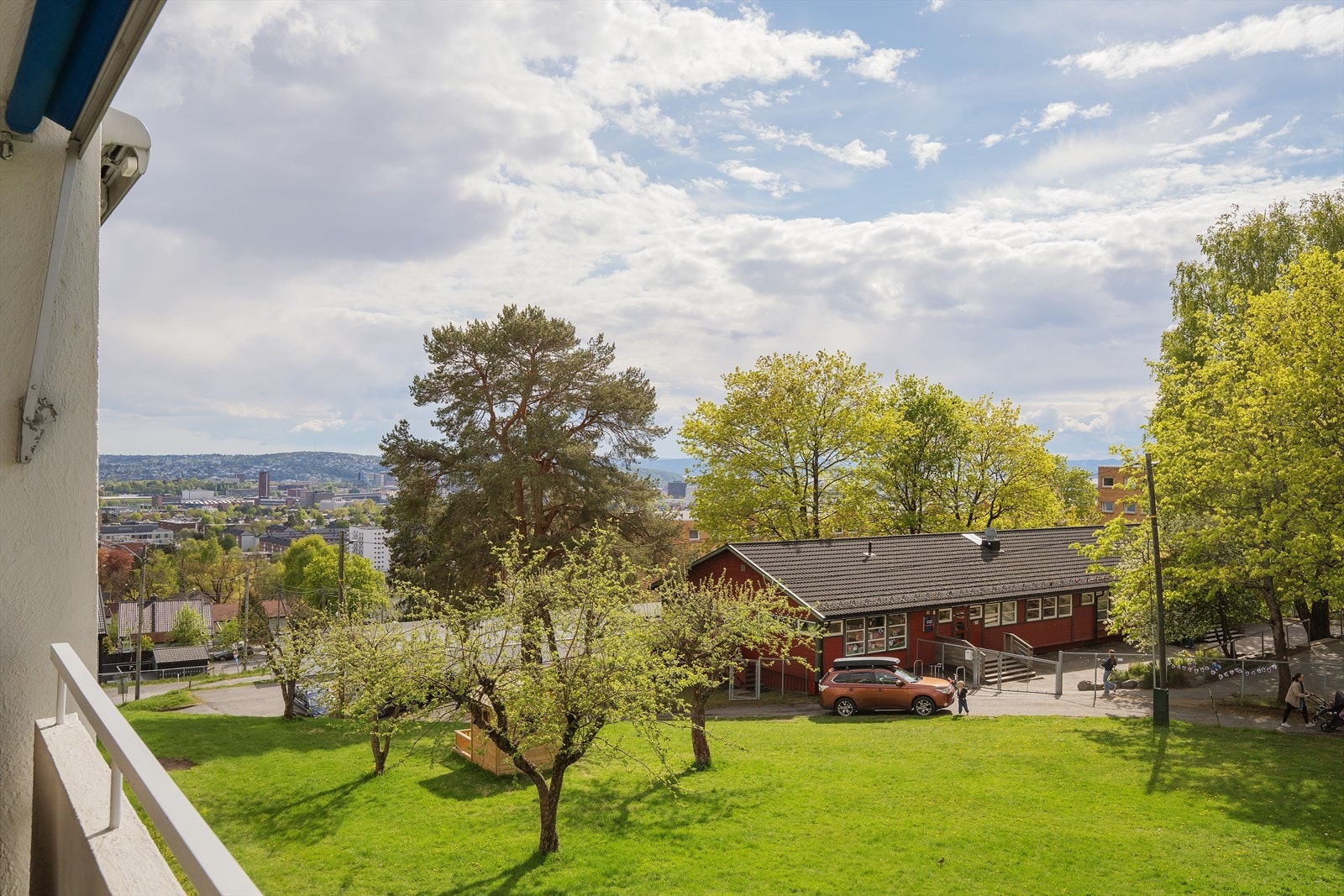 Balkongen har fin utsikt over fjord/by samt borettslagets grøntarealer. Galleribilde
