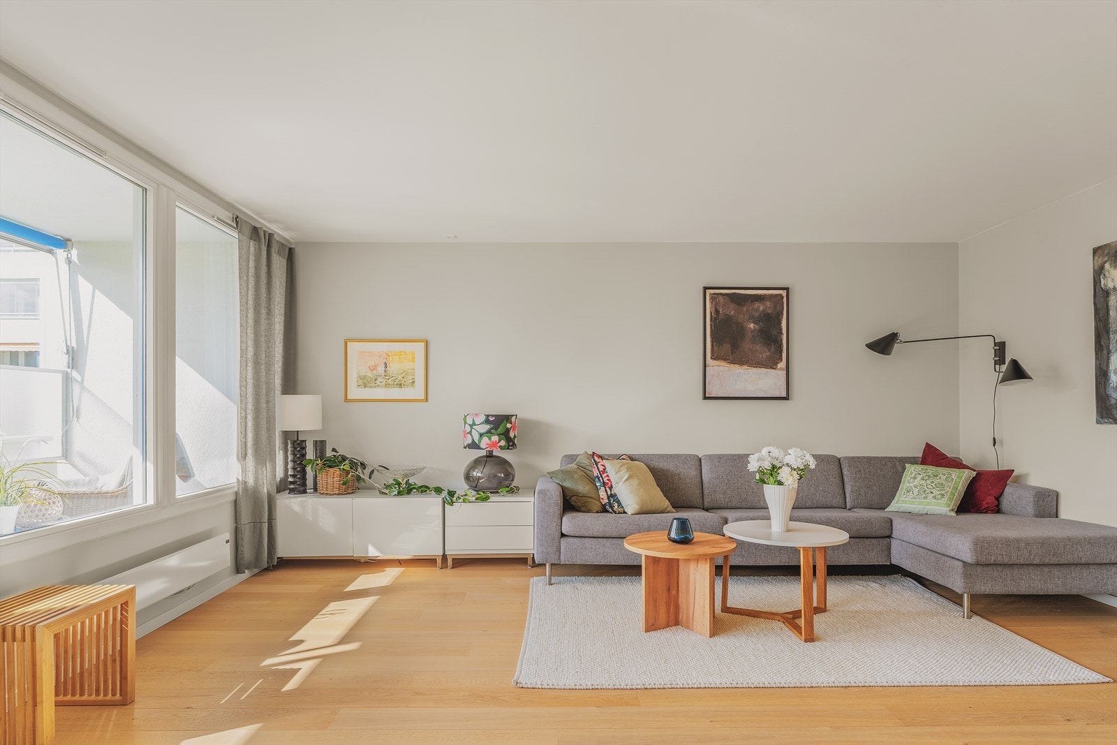 Leiligheten har en optimal planløsning. Lett å innrede med sofa/tv-seksjon samt stort spisebord. Parkett på gulv. Galleribilde