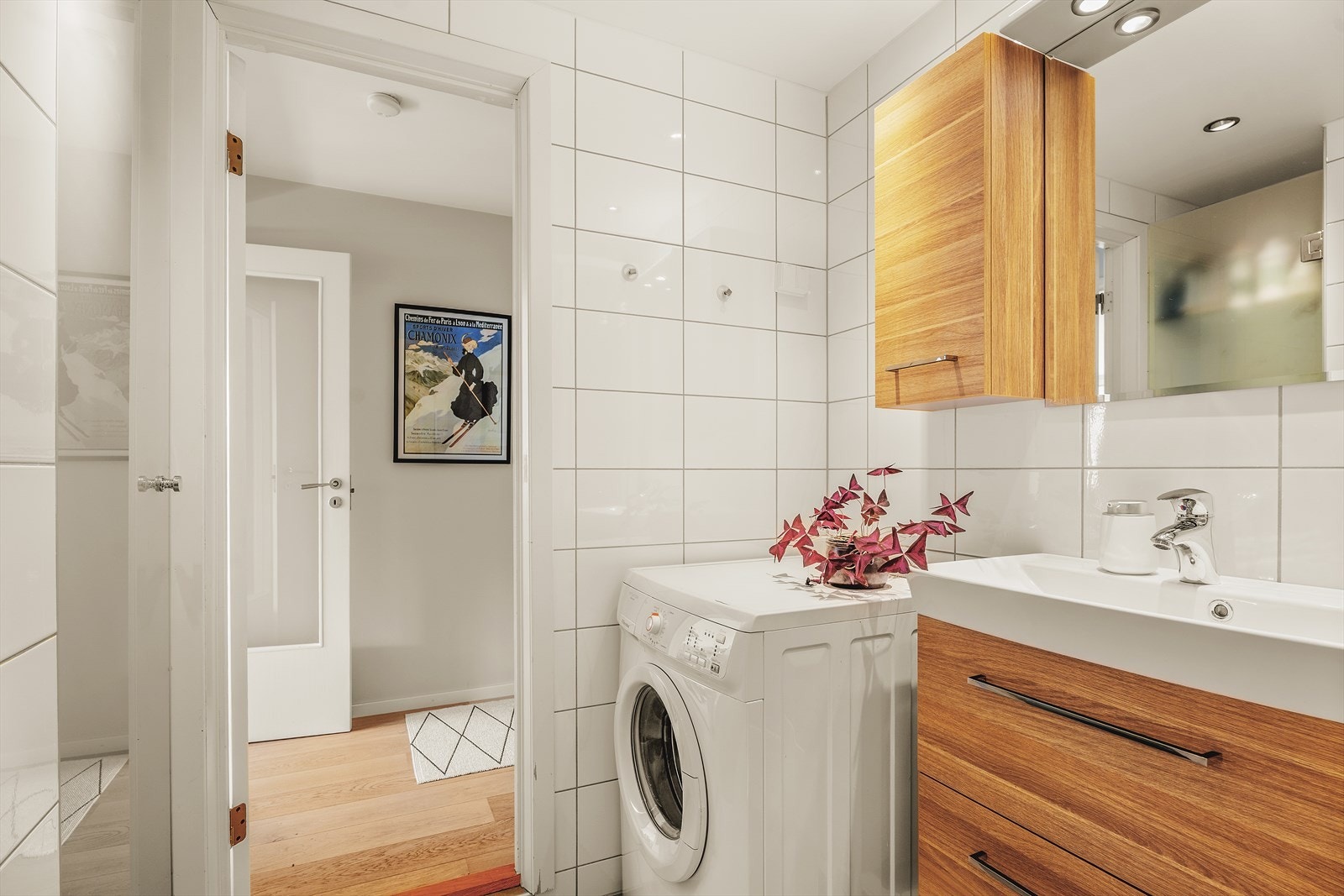 Badet er innredet med servantskap med heldekkende servant, speilskap med belysning over servant, dusjkabinett og opplegg for vaskemaskin. Galleribilde
