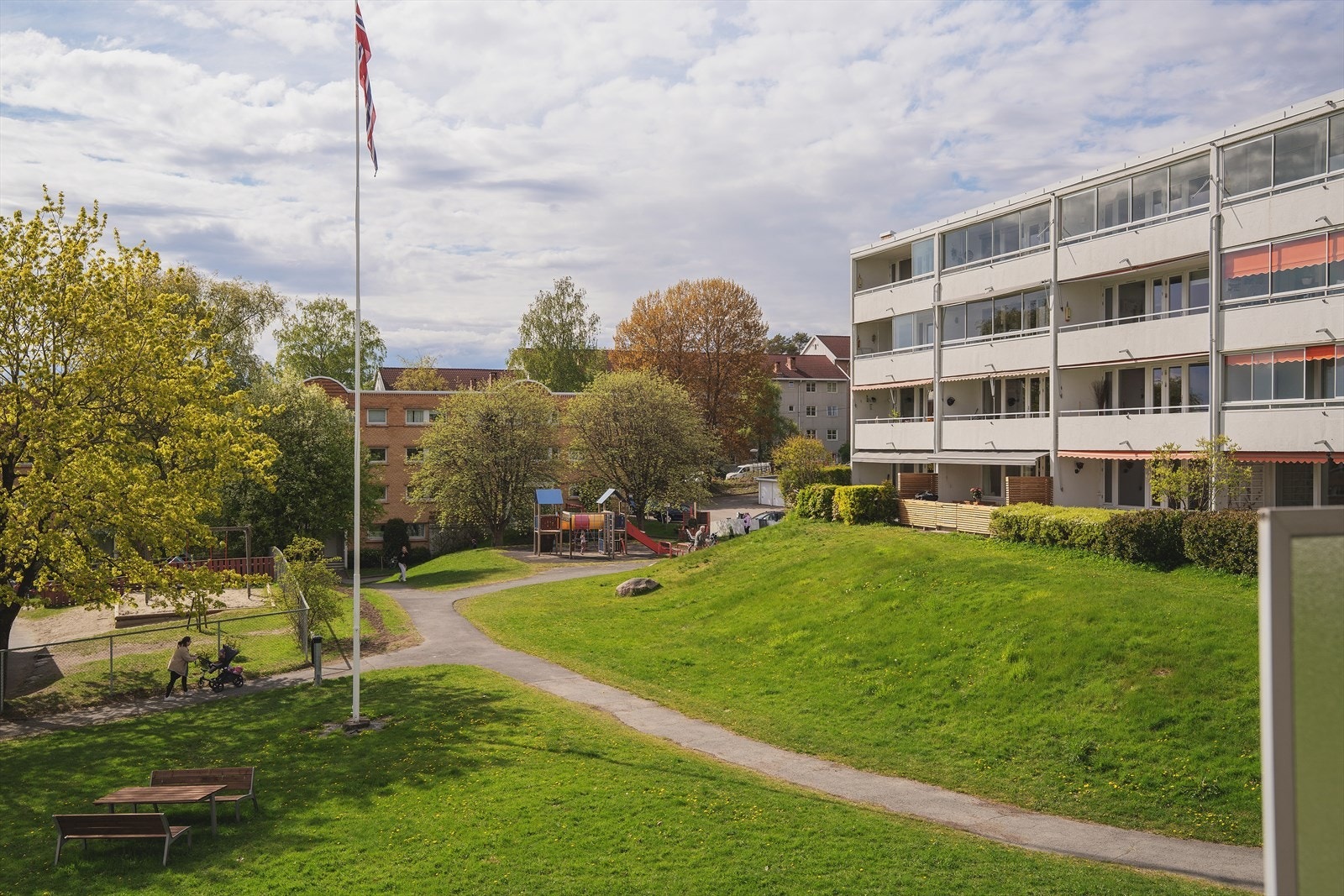 Borettslaget har flotte fellesarealer med gressplen, prydbusker, hekker, trær, lekeapparater, benker, bord og asfalterte gangveier. Galleribilde