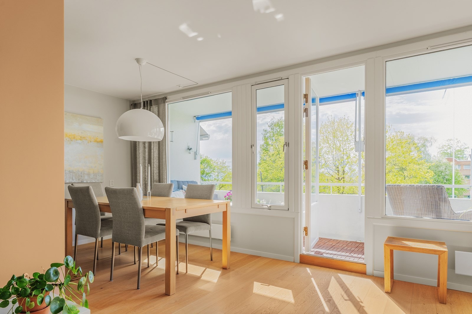 Utgang til balkong fra stuen. Flott utsikt fra stue og balkong Galleribilde