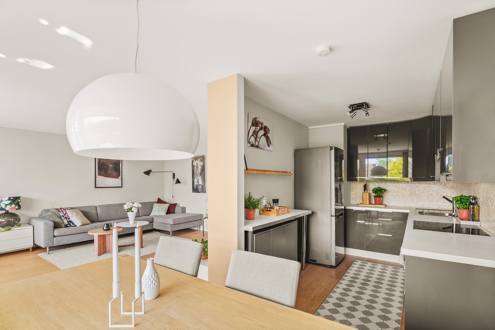 Praktisk IKEA-kjøkken fra 2010 i delvis åpen løsning mot stuen. Kjøkkenet har gode arbeidsflater og godt med skapplass. Kjøkkenet er innredet med over- og underskap med glatte fronter. Galleribilde