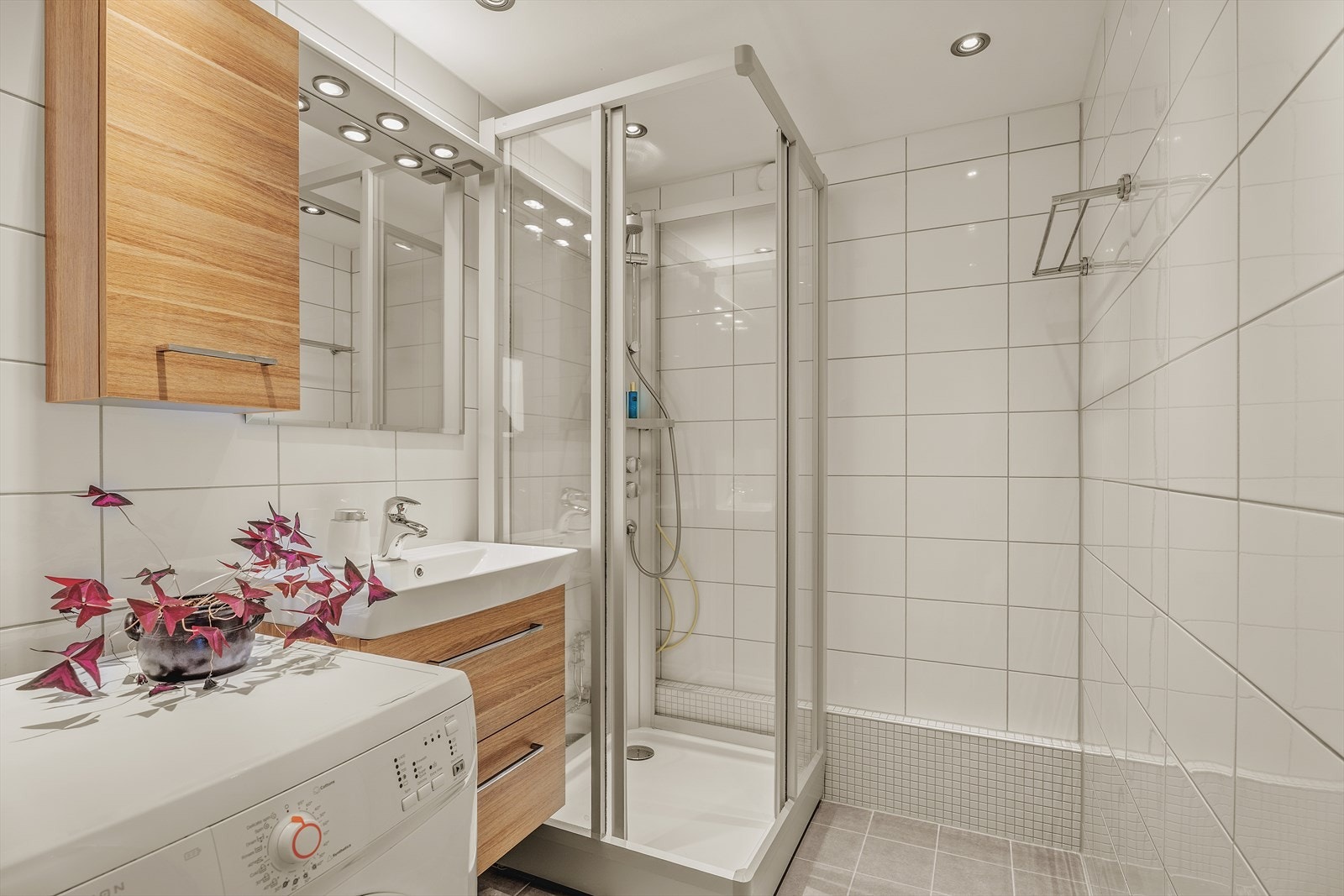Pent flislagt bad med varme i gulv og downlights i himling. Baderomsinnredningen er ny fra 2025. Badet ble ellers totalrehabilitert av fagfolk i 2011. Galleribilde