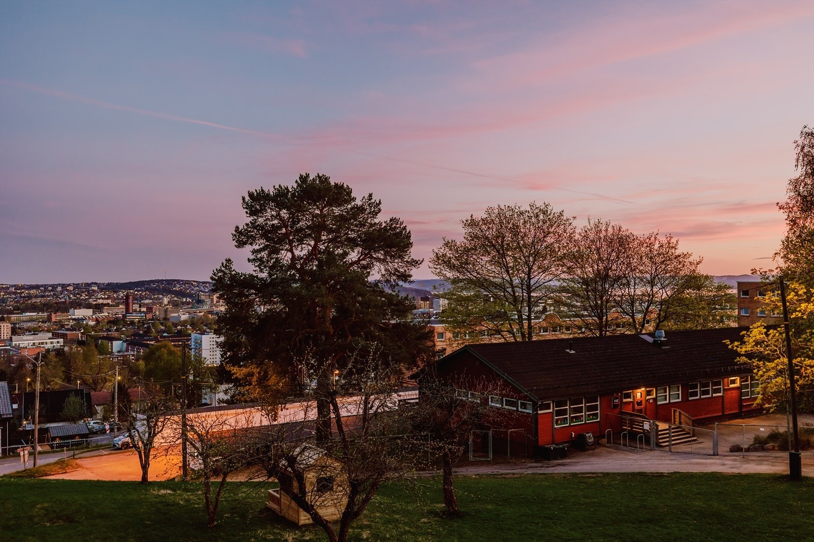 Flott utsikt over fjord og by. Galleribilde
