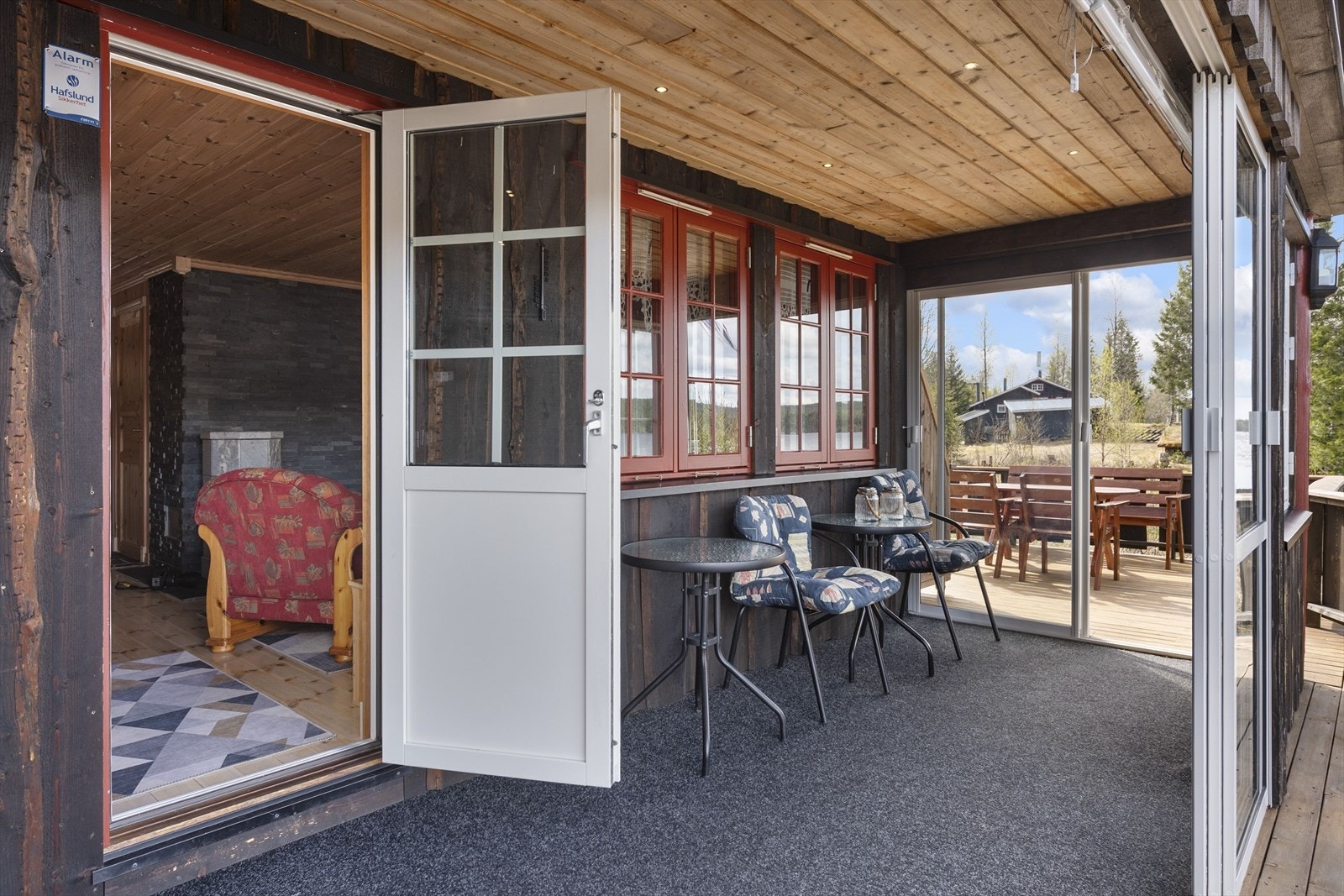 Lun innglasset terrasse. Galleribilde