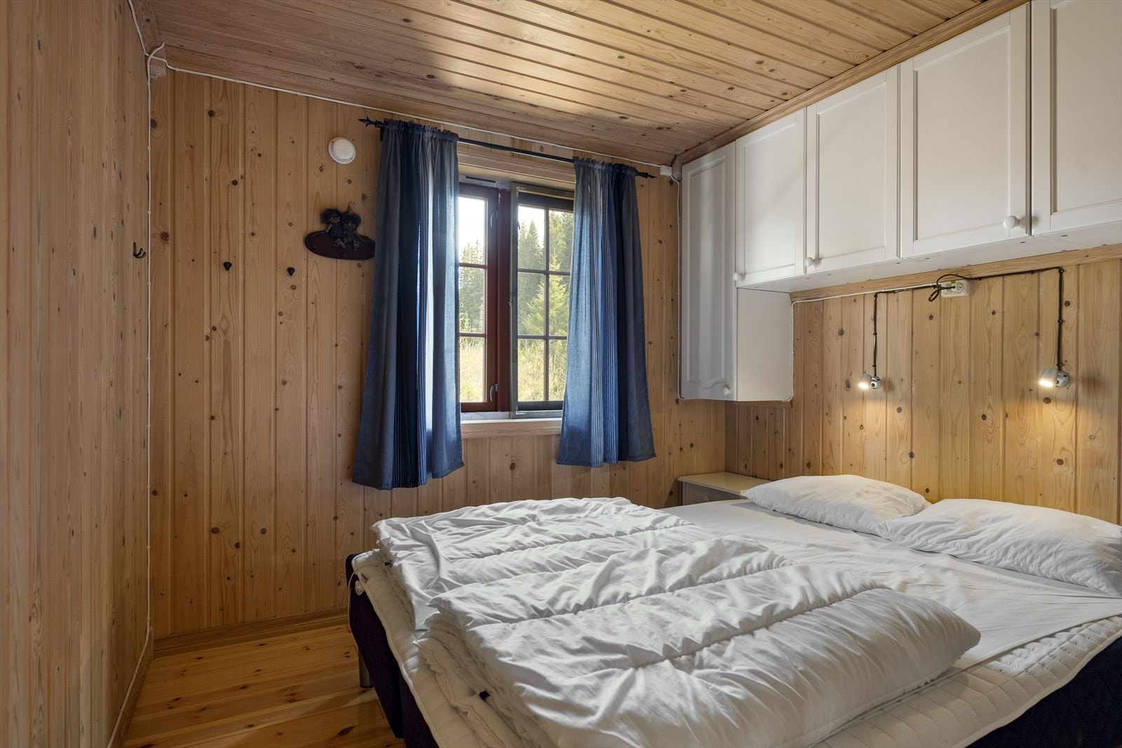 Romslig hovedsoverom med skapplass. Galleribilde