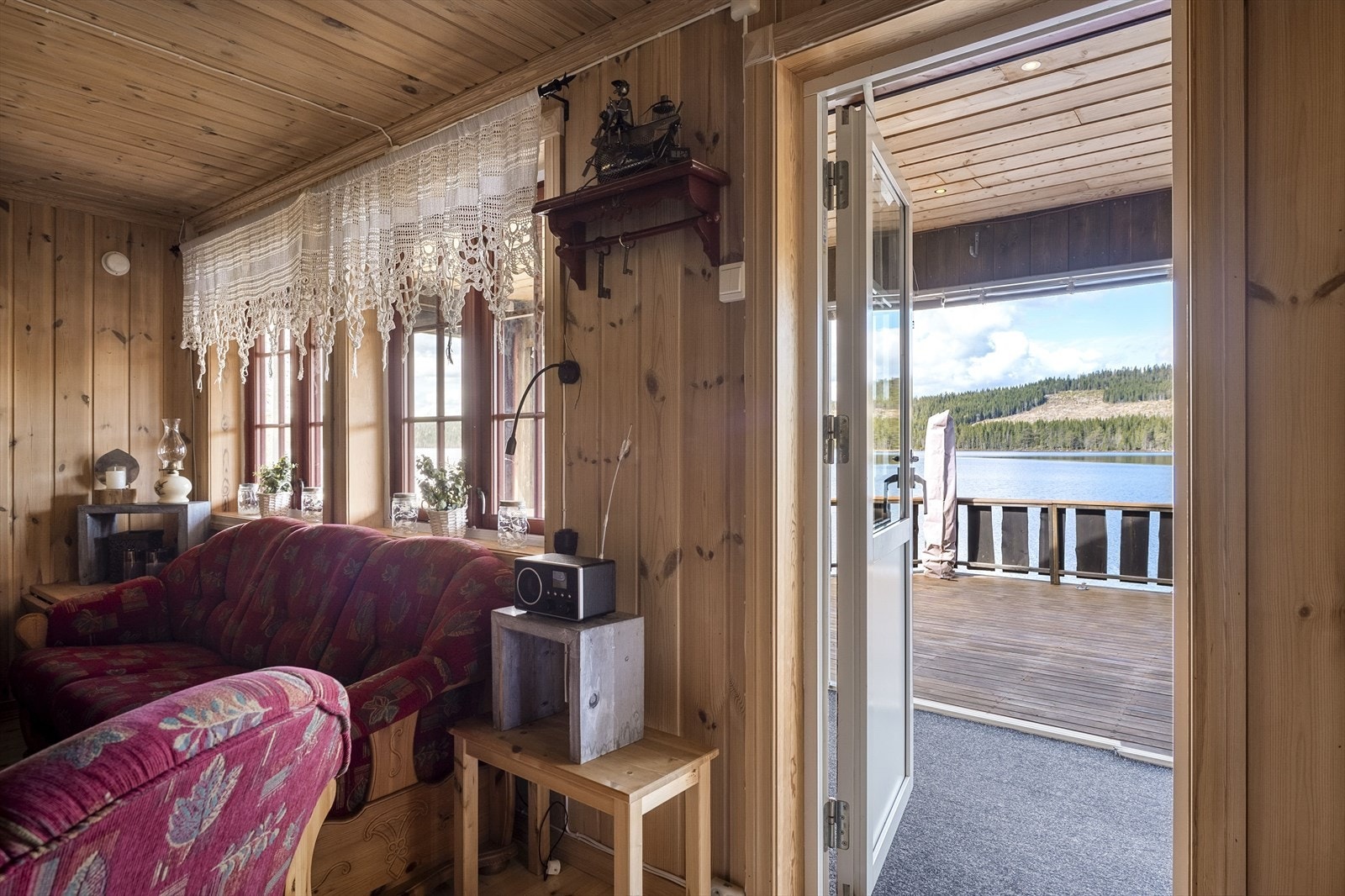 Fra stua er det utgang til stor terrasse hvor deler av denne er innglasset. Galleribilde
